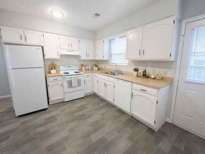 100 E Brasfield St #B - Photo 7 of 25