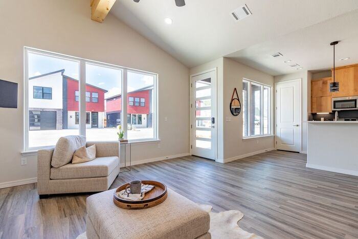 406 38th St #C - Photo 3 of 17