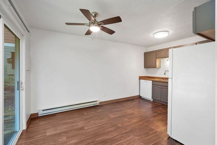 5977 N Fessenden St - Photo 4 of 50