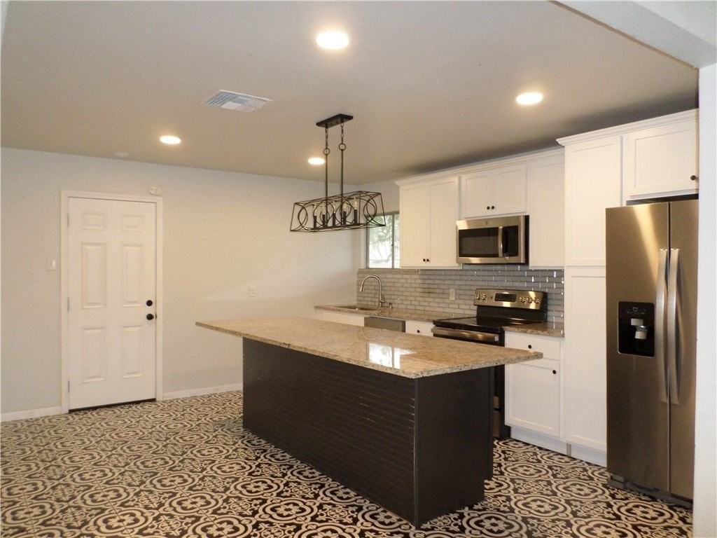 1006 Dolphin Pl - Photo 3 of 13