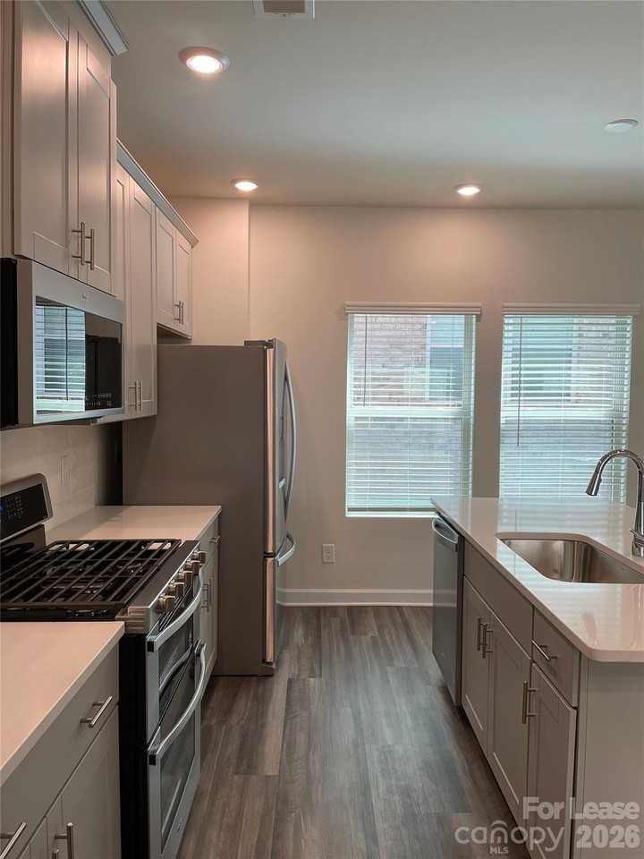 3216 Lisburn St - Photo 7 of 18