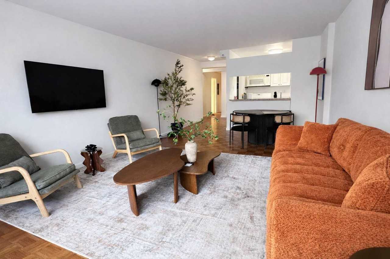 350 W 43rd St #1381654P - Photo 3 of 41