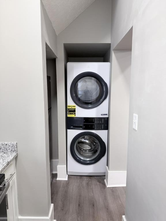 508 W Oak St ##3 - Photo 4 of 30