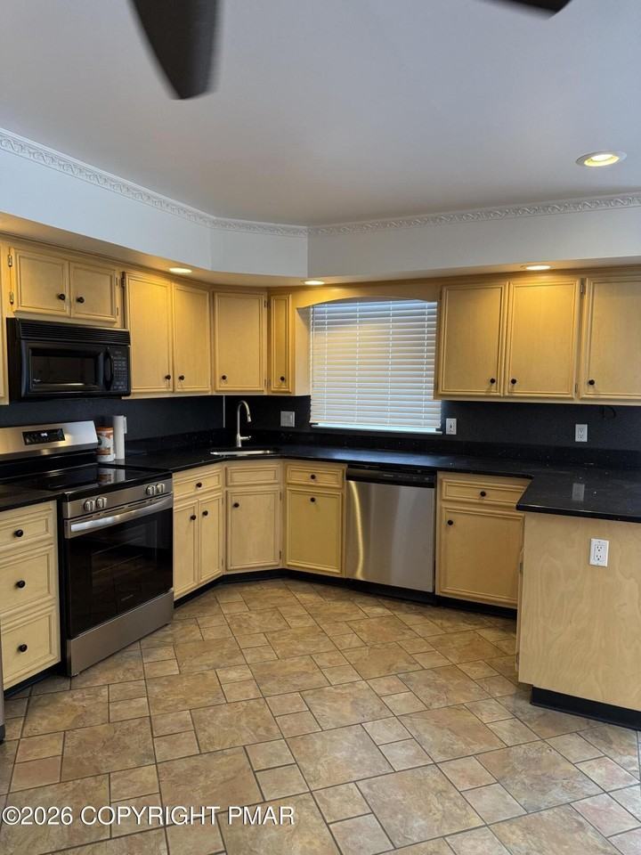 452 Hemlock Dr - Photo 6 of 21