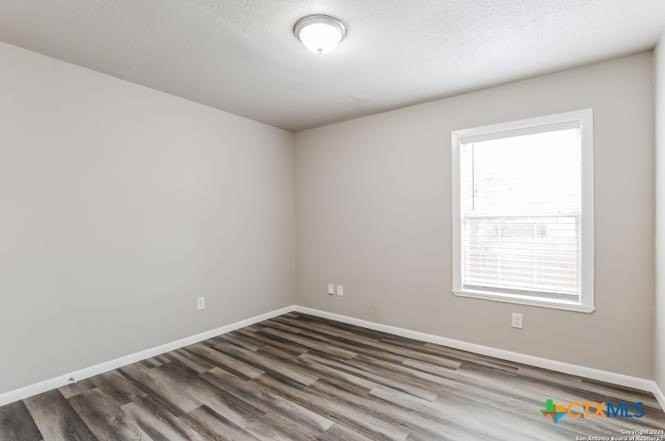 607 Lovera Blvd - Photo 4 of 17