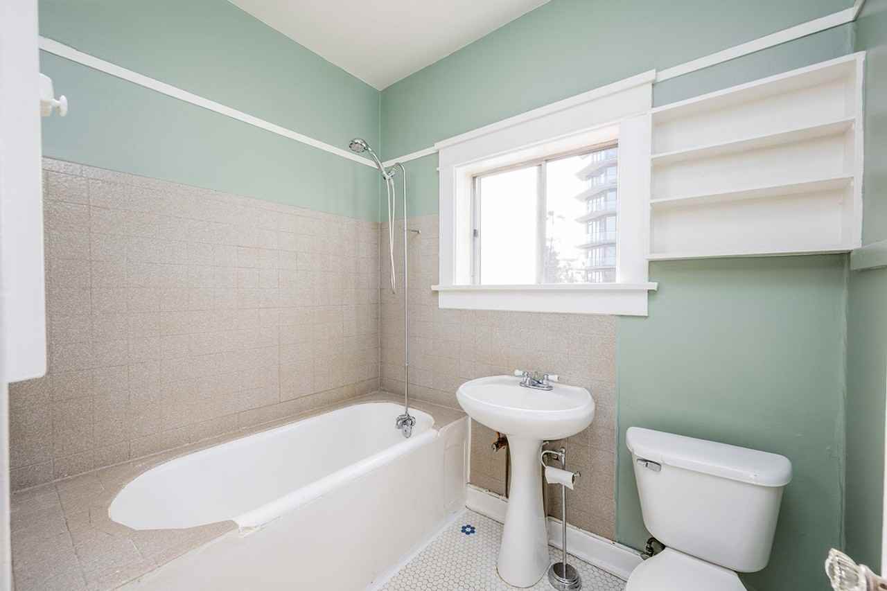 2820 6th Ave - Photo 4 of 13