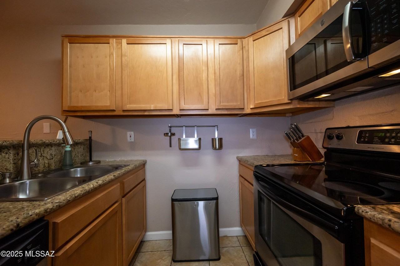 941 N Euclid Ave Unit 121 #121 - Photo 4 of 29