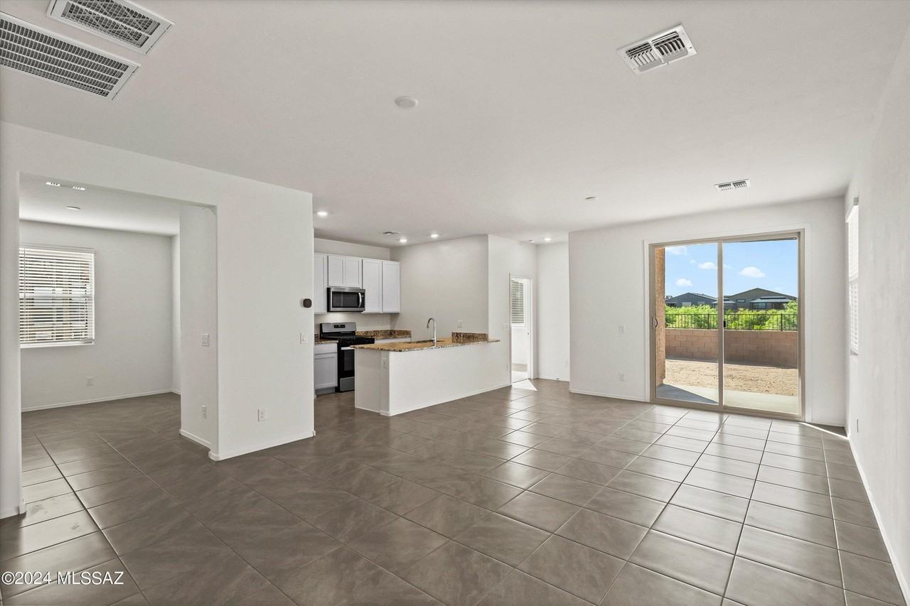 12540 N Krista Ave - Photo 4 of 34