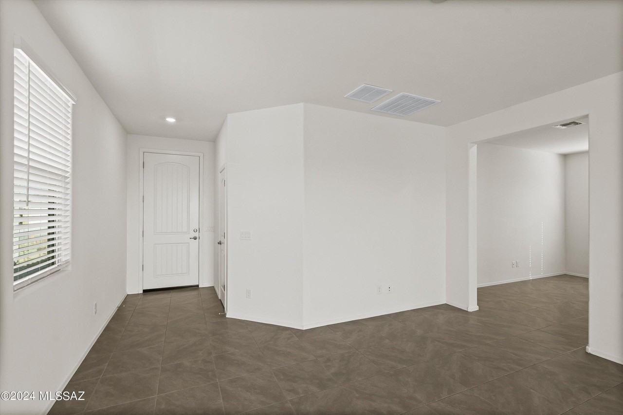 12540 N Krista Ave - Photo 5 of 34