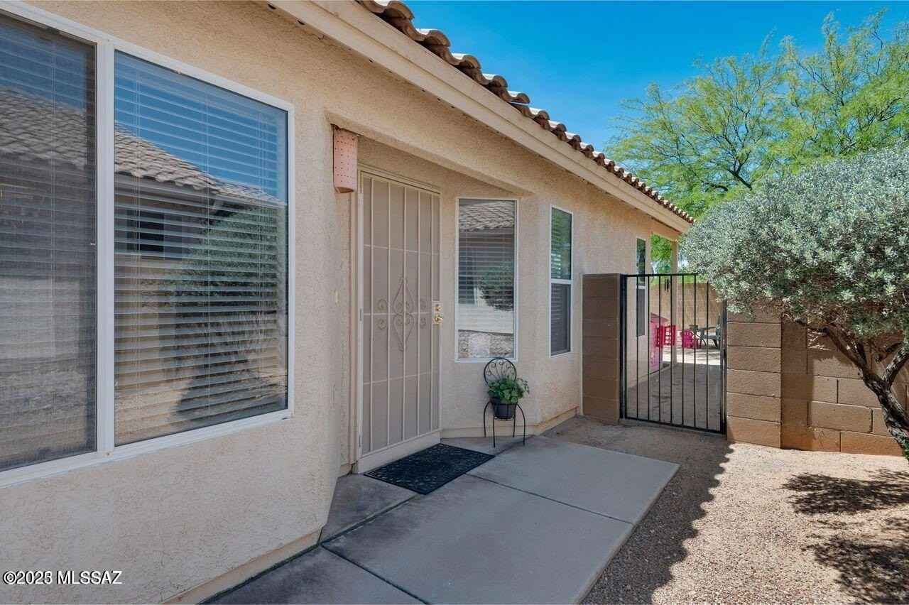 9091 N Ironwood Bluffs Ln - Photo 2 of 30