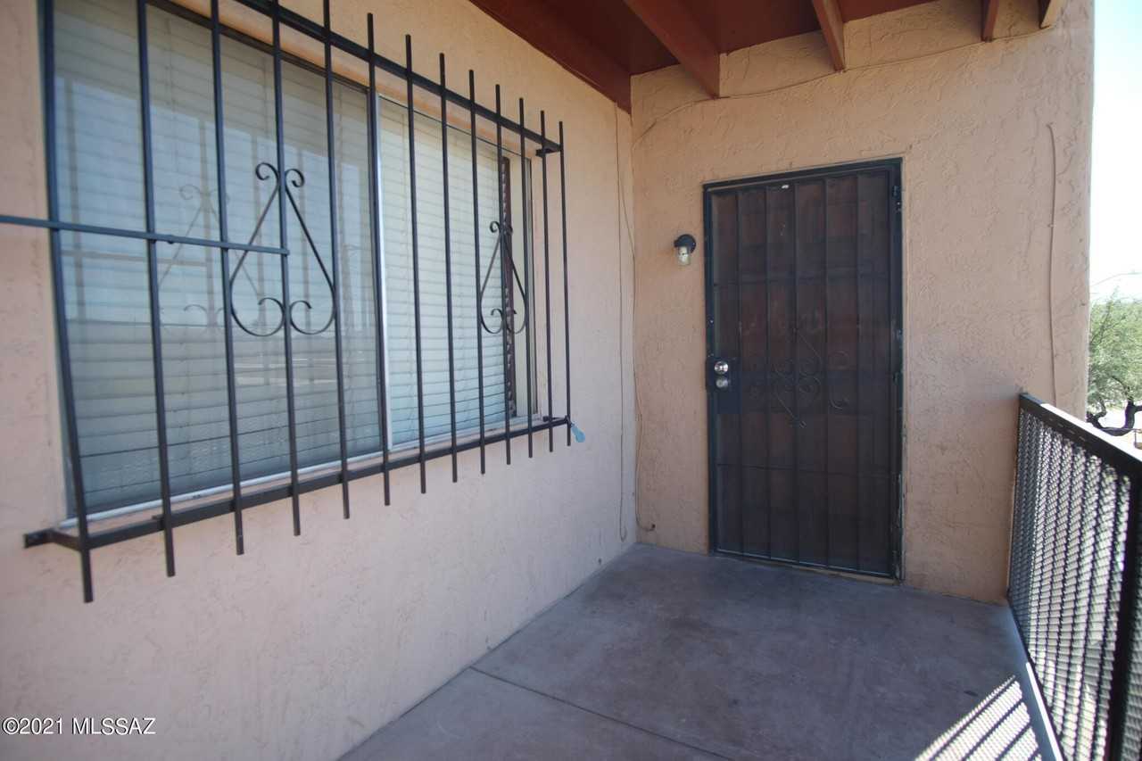 2462 N Balboa Ave - Photo 3 of 17