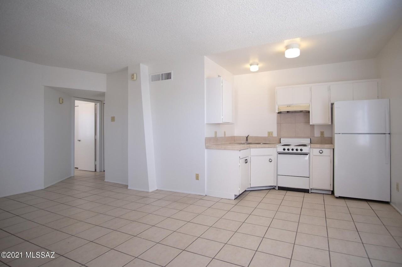 2462 N Balboa Ave - Photo 4 of 17