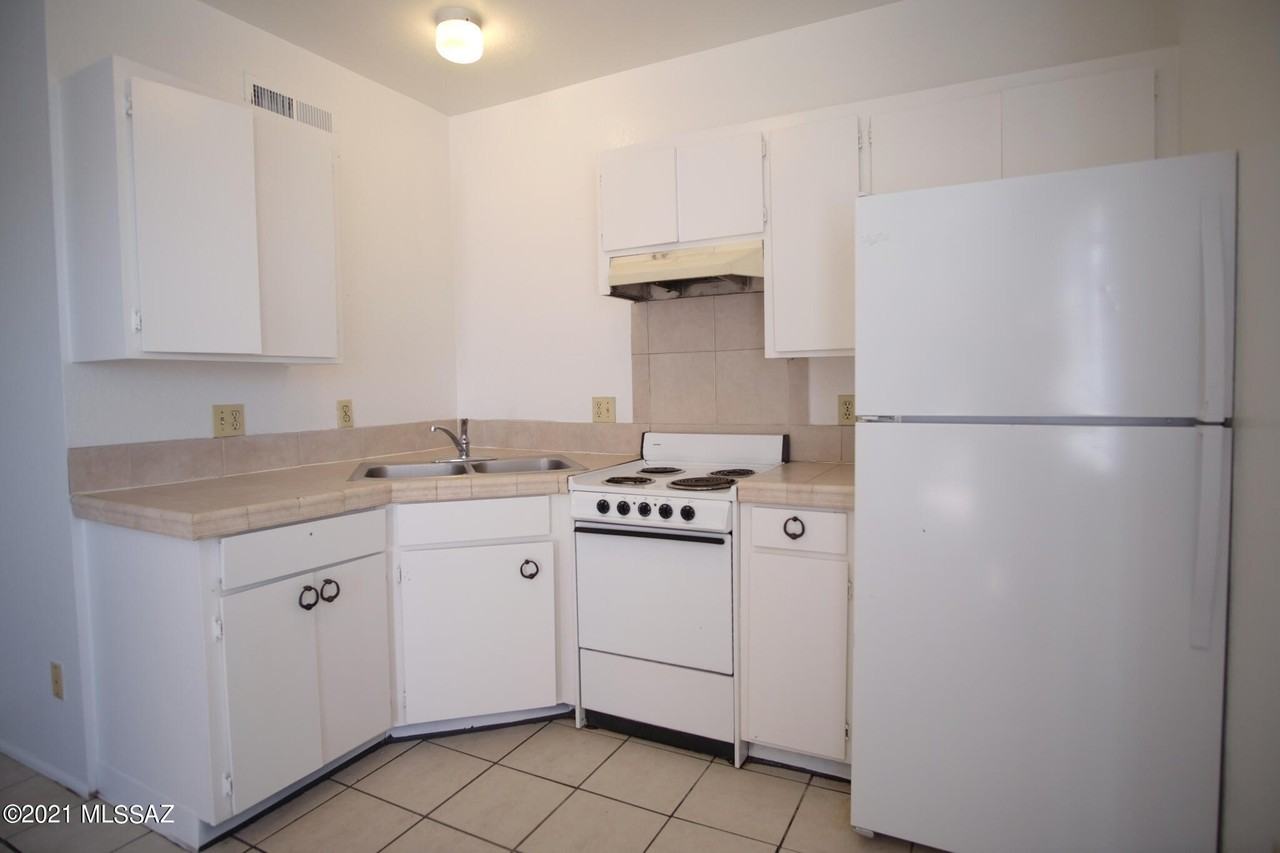 2462 N Balboa Ave - Photo 5 of 17