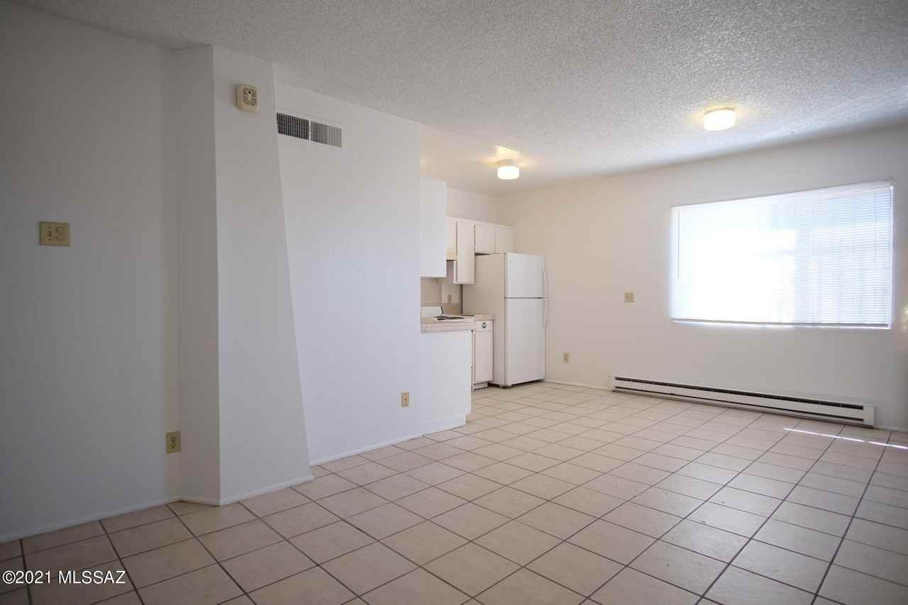 2462 N Balboa Ave - Photo 6 of 17