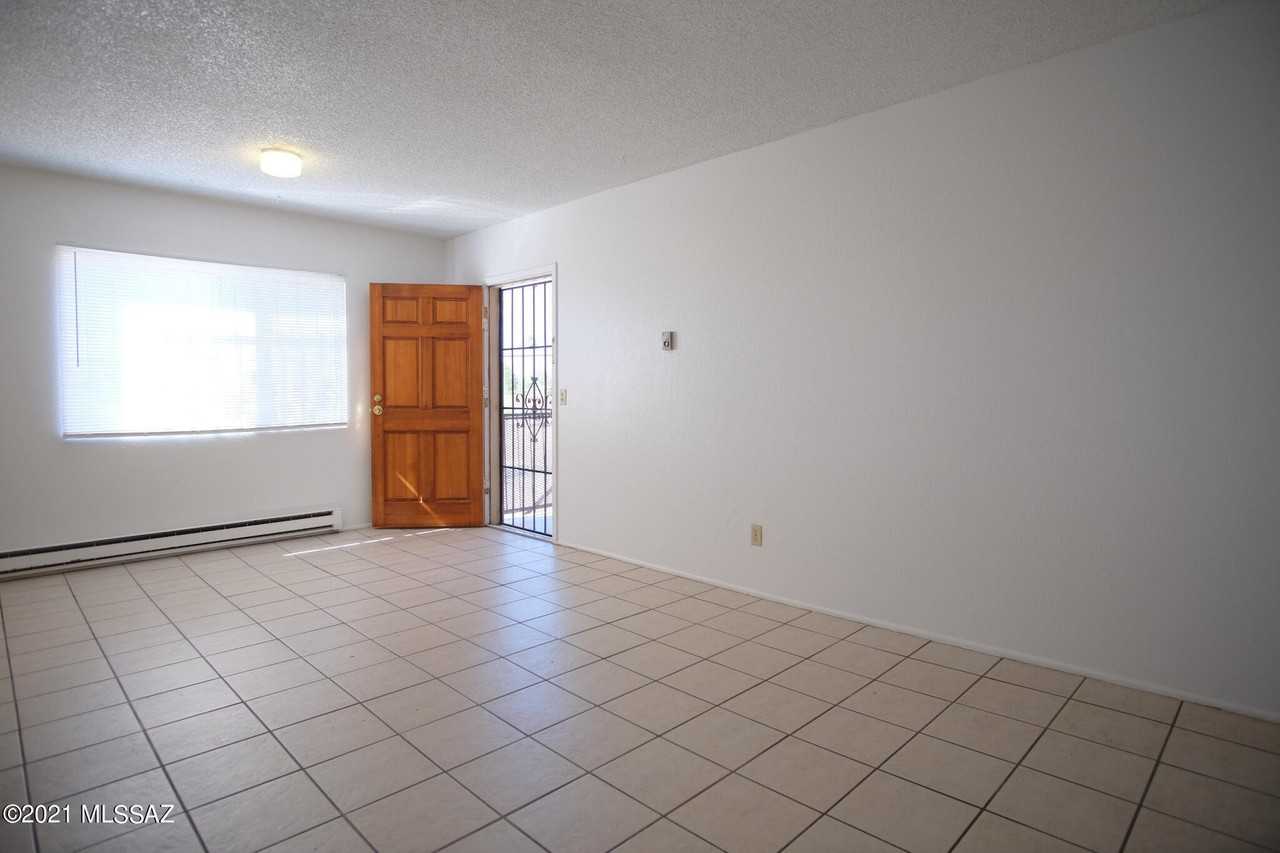 2462 N Balboa Ave - Photo 7 of 17