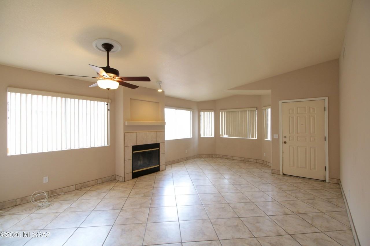 6081 N Applesauce Ct - Photo 2 of 10