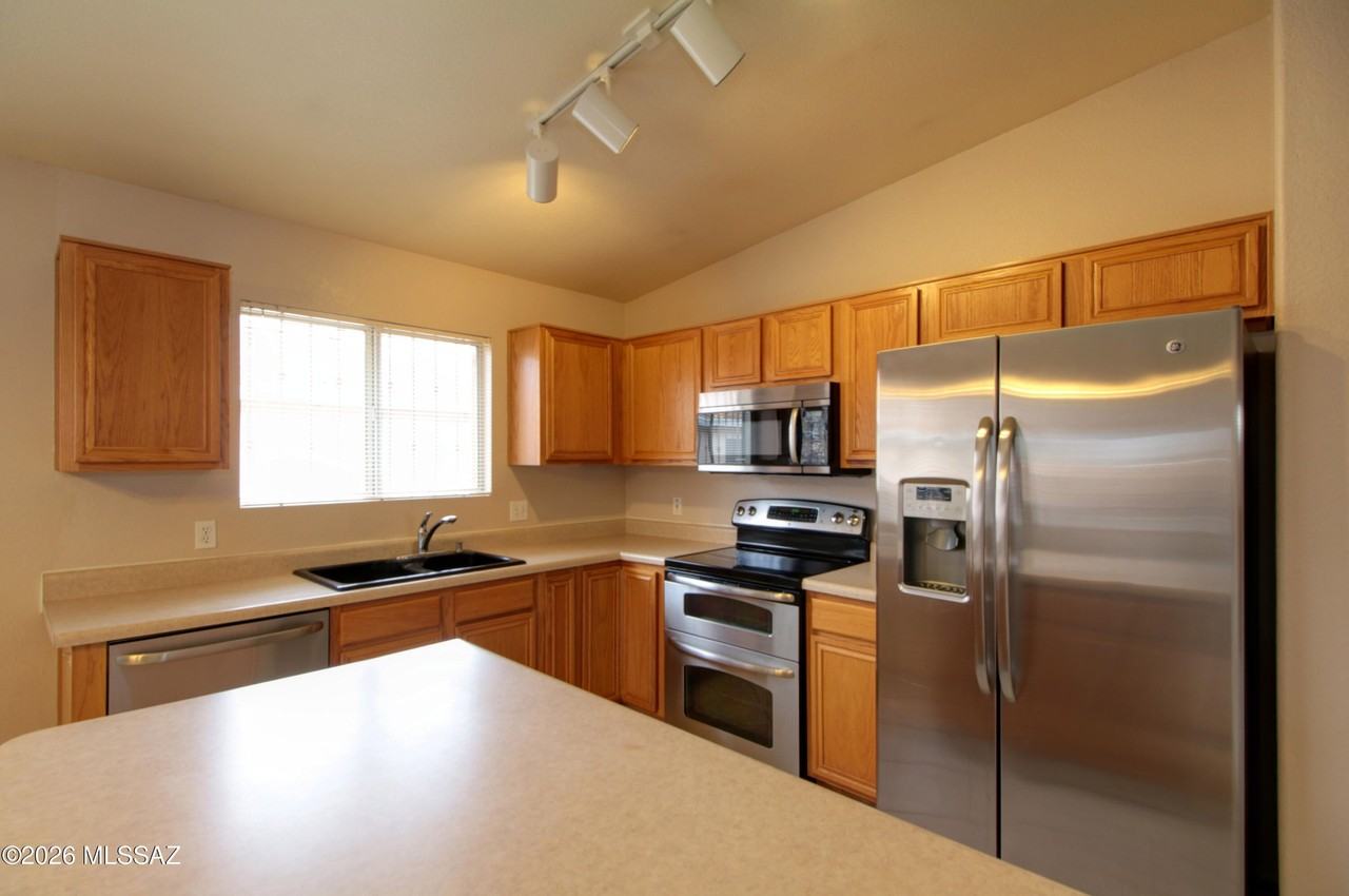 6081 N Applesauce Ct - Photo 4 of 10