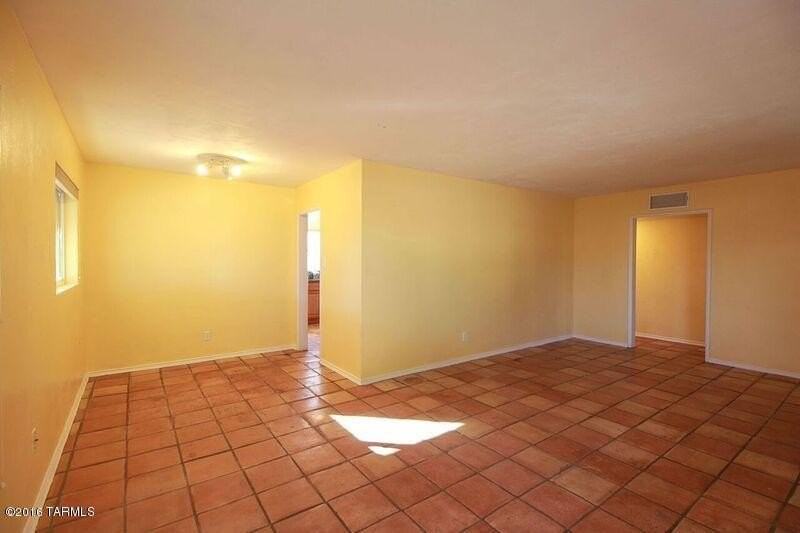 1137 N Nema Ave - Photo 4 of 9