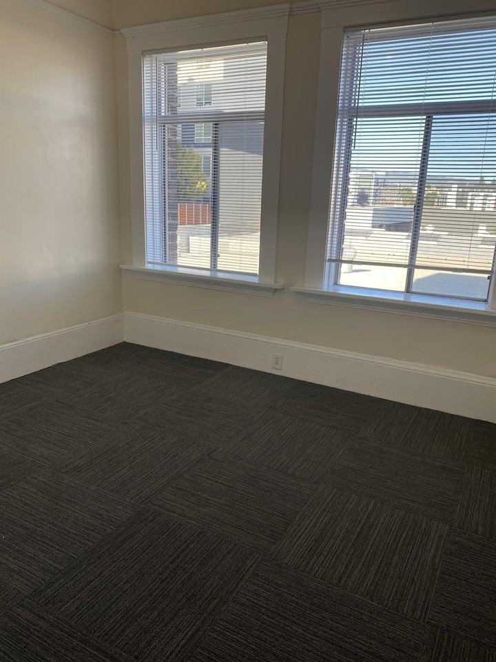 498 25th St #18 - Photo 3 of 7