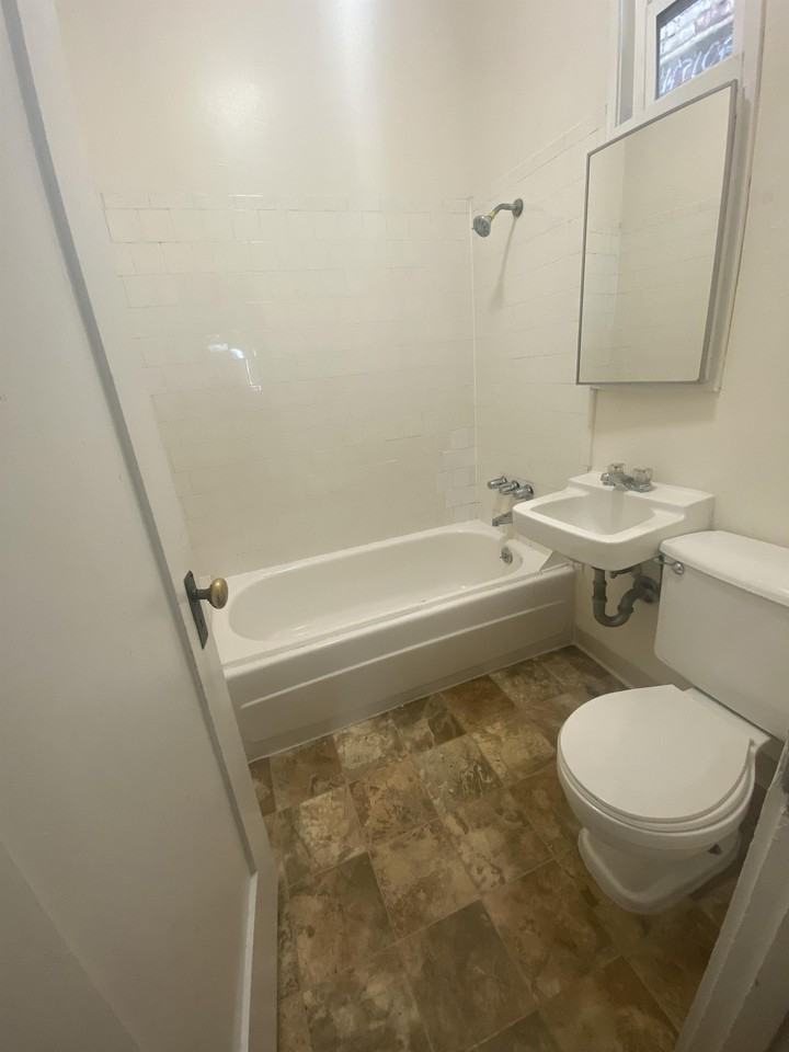 498 25th St #18 - Photo 2 of 7