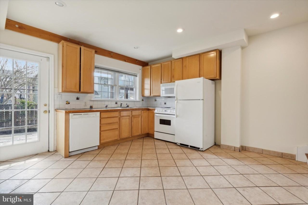 189 Maiden St - Photo 4 of 15