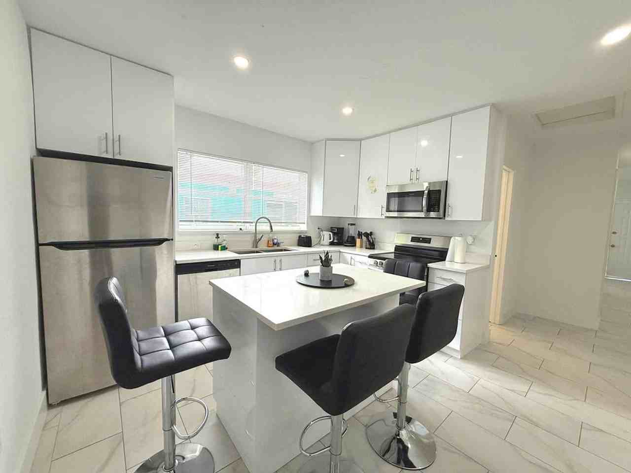 261 Nw 34th St #1378984P - Photo 3 of 22