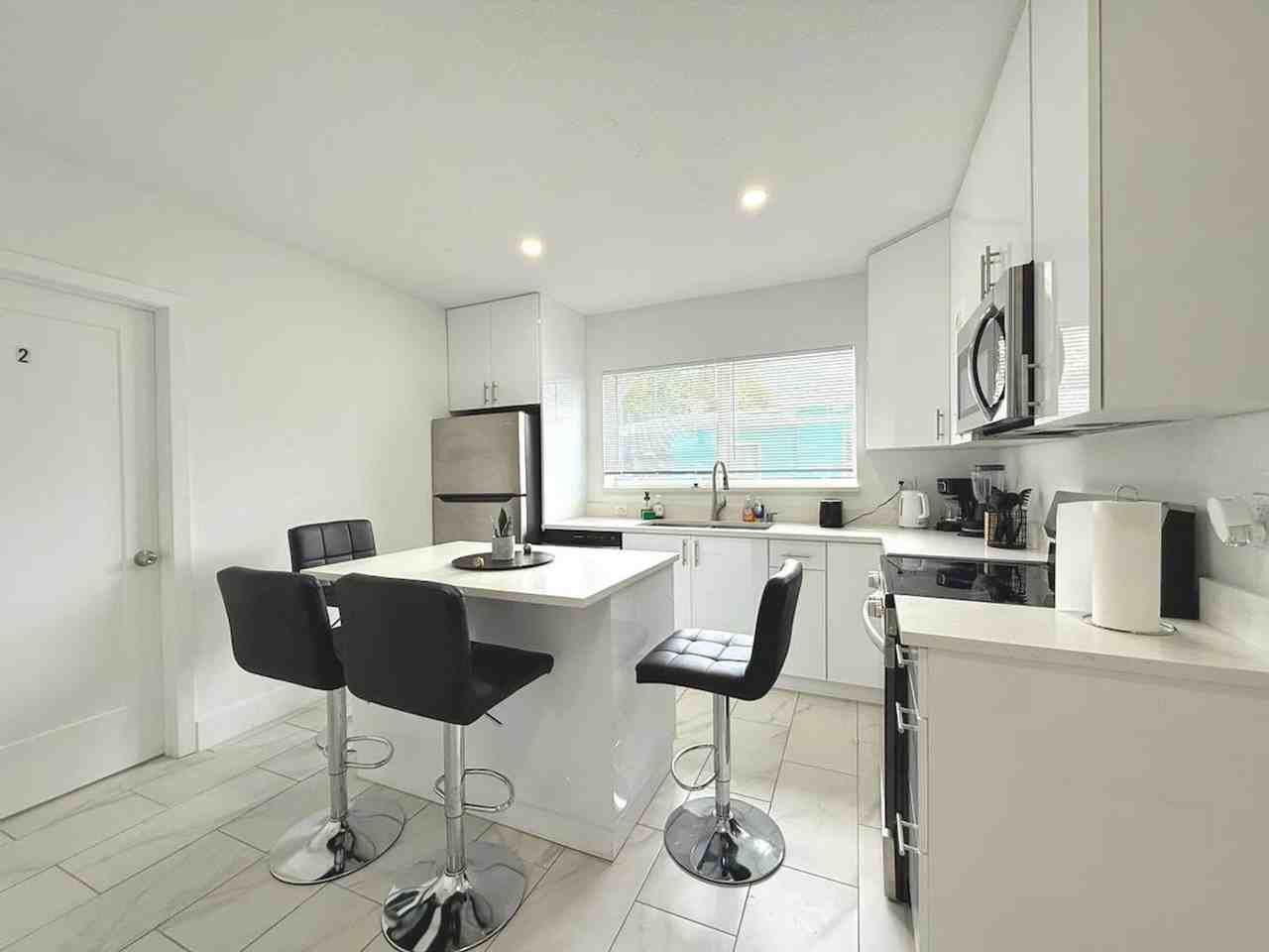 261 Nw 34th St #1378984P - Photo 6 of 22