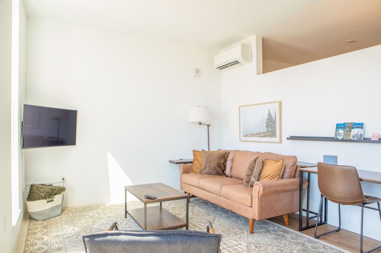 1237 N Van Buren St #1379020P - Photo 5 of 47