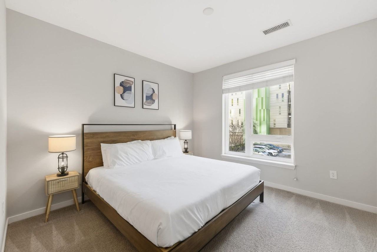 421 East Market Street - Photo 7 of 25