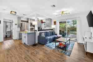 featured image of 1317 E Diana St