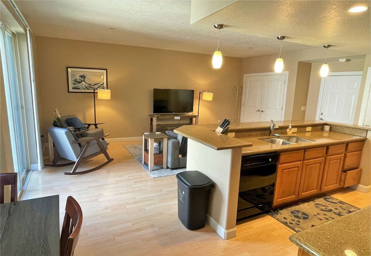 606 W South Temple St #1389252P - Photo 4 of 26