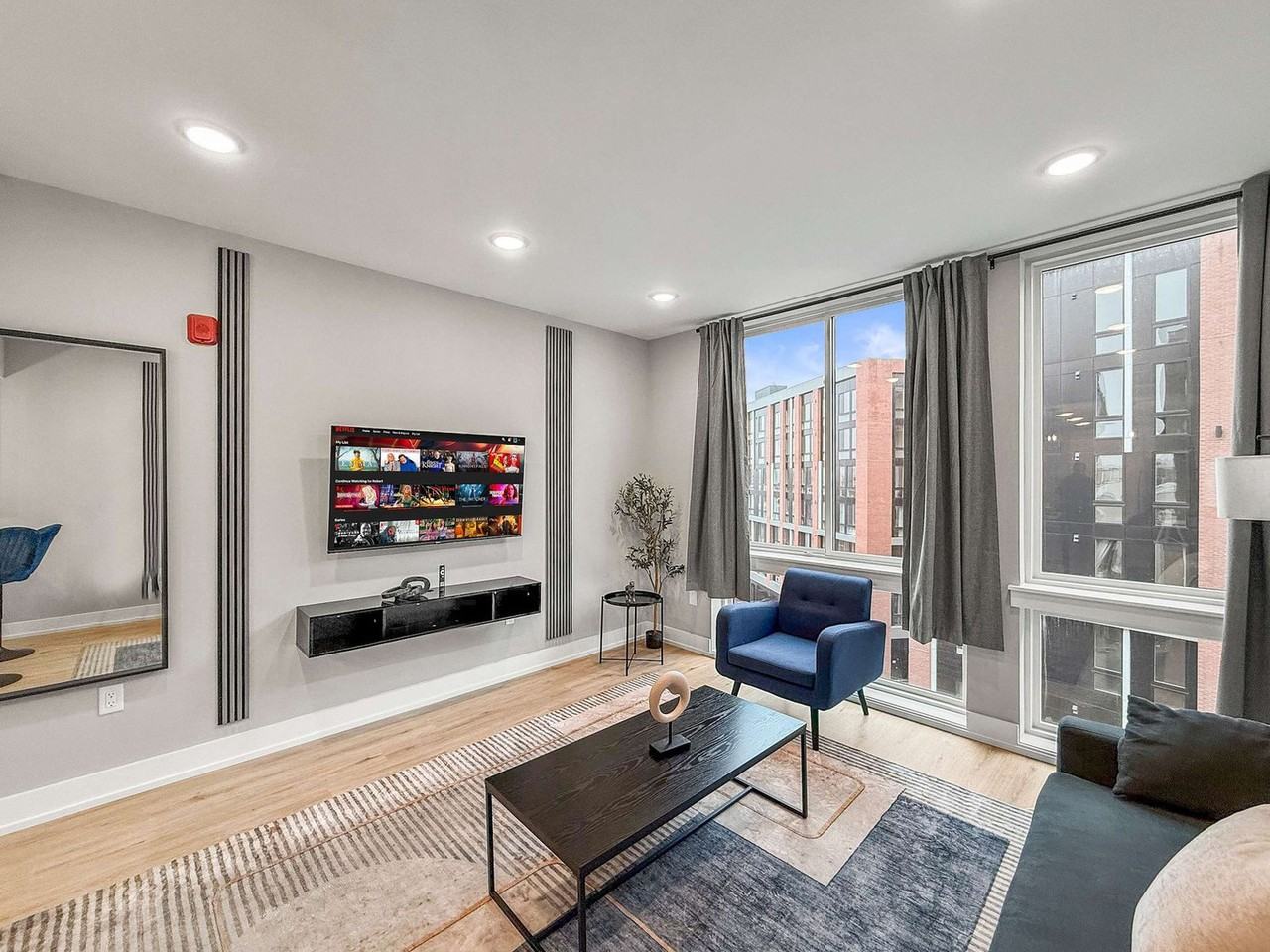 626 N Columbus Blvd #1055926P - Photo 2 of 16