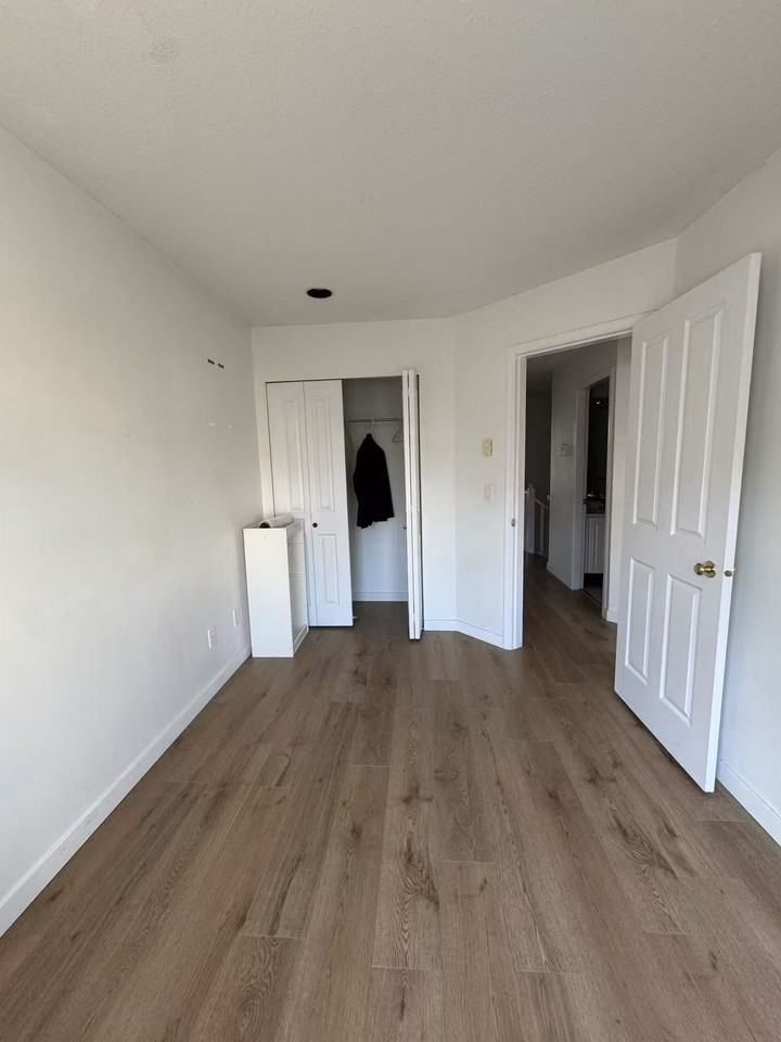 5800 Dover Crescent - Photo 4 of 11