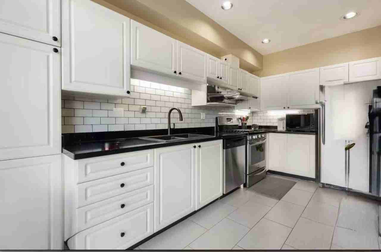 5800 Dover Crescent - Photo 2 of 11