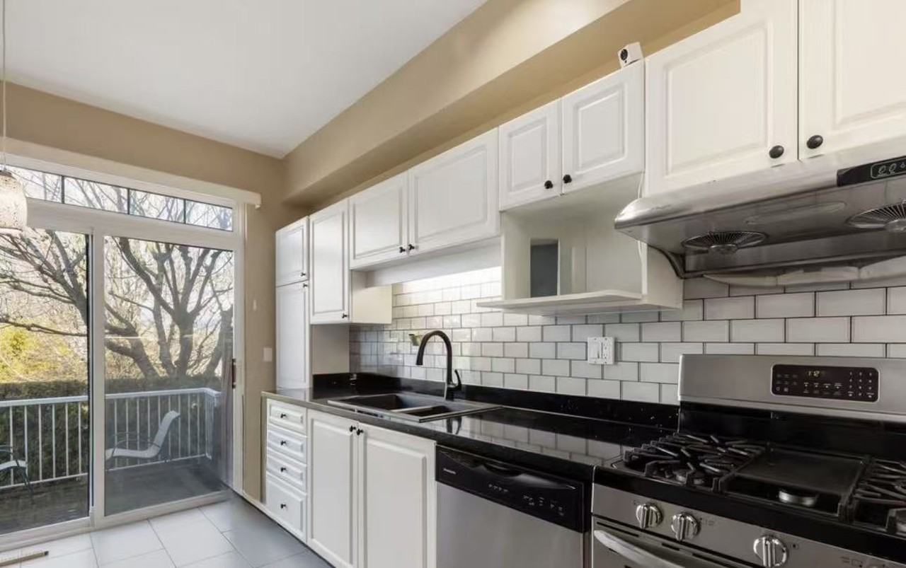 5800 Dover Crescent - Photo 3 of 11