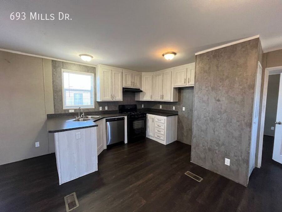 693 Mills Dr - Photo 4 of 10