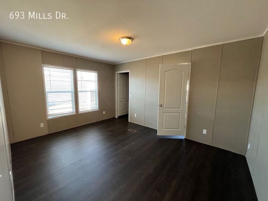 693 Mills Dr - Photo 5 of 10