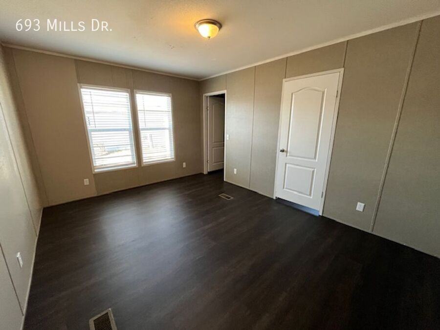 693 Mills Dr - Photo 6 of 10