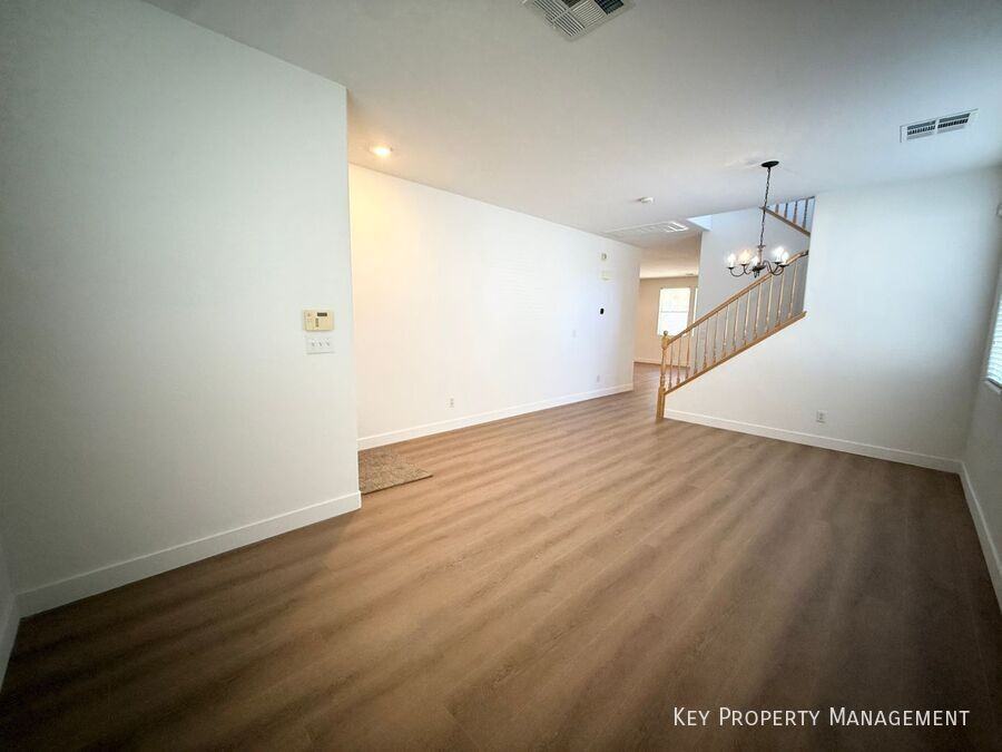 11819 Magliana St - Photo 3 of 33