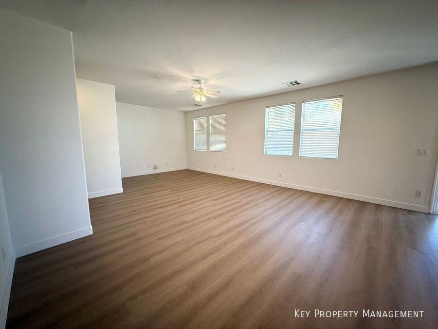 11819 Magliana St - Photo 6 of 33