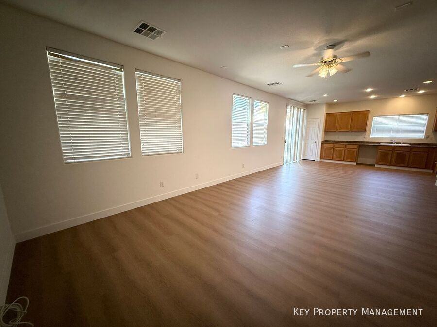 11819 Magliana St - Photo 7 of 33