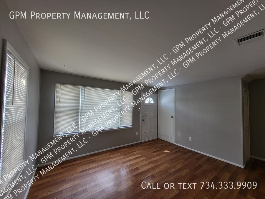 6339 Hampden St - Photo 4 of 12