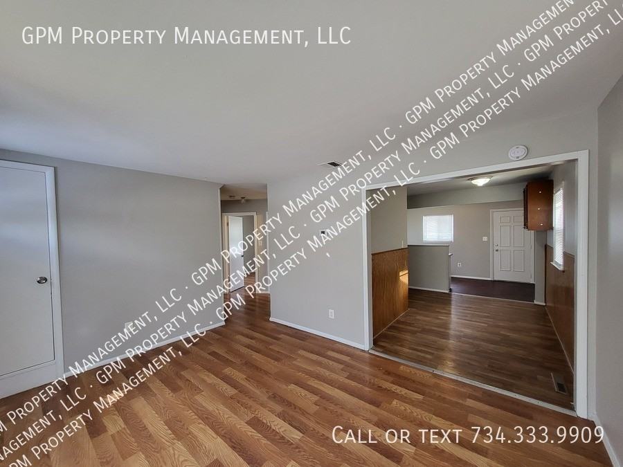 6339 Hampden St - Photo 5 of 12