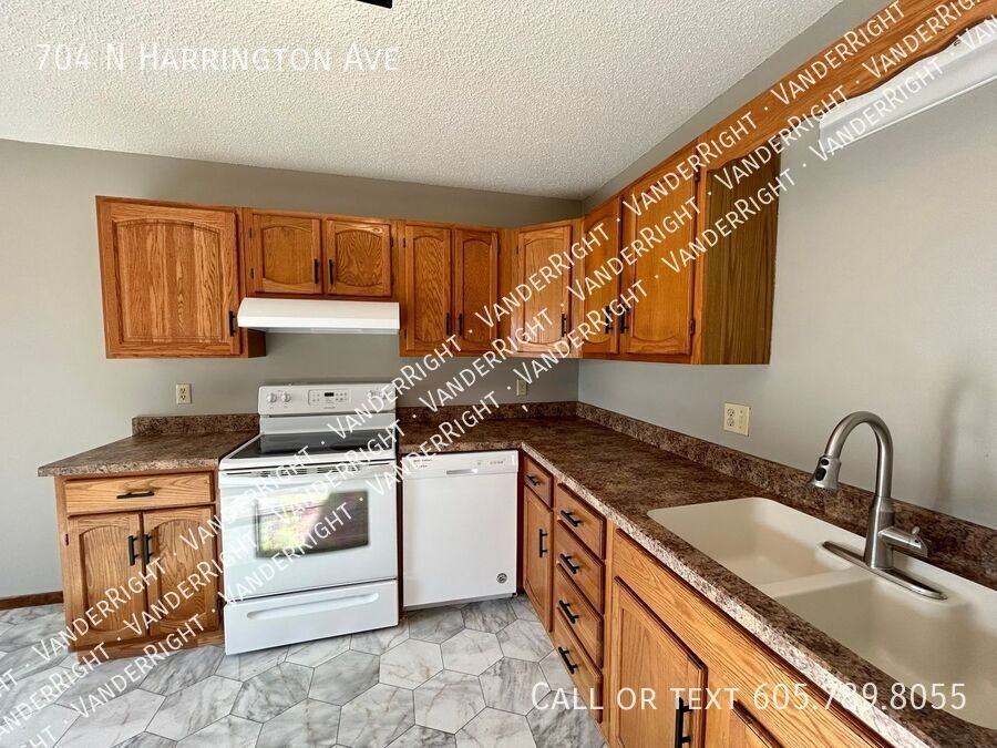 704 N Harrington Ave - Photo 3 of 20