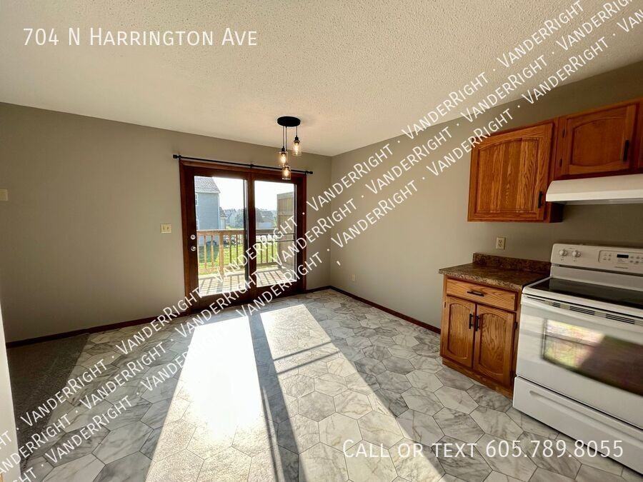 704 N Harrington Ave - Photo 4 of 20