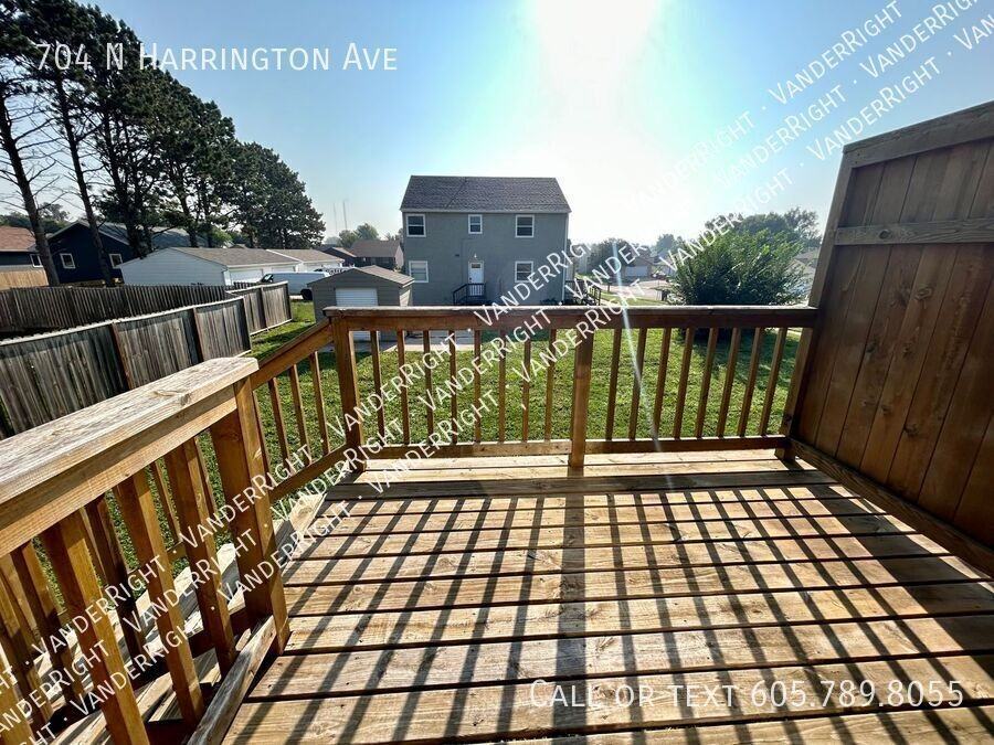704 N Harrington Ave - Photo 6 of 20