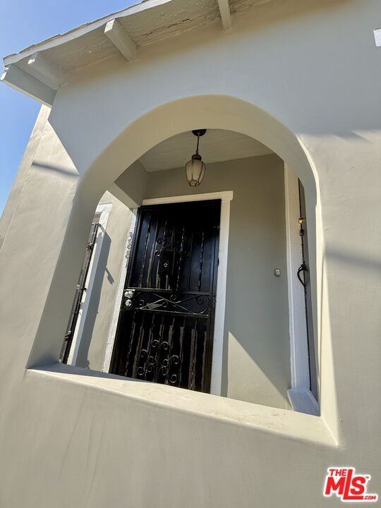 3881 S Gramercy Pl #3881 - Photo 2 of 26