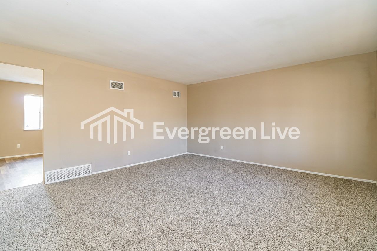1310 Petite Dr - Photo 3 of 15