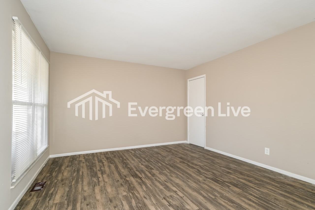 3010 Matlock Dr - Photo 3 of 15