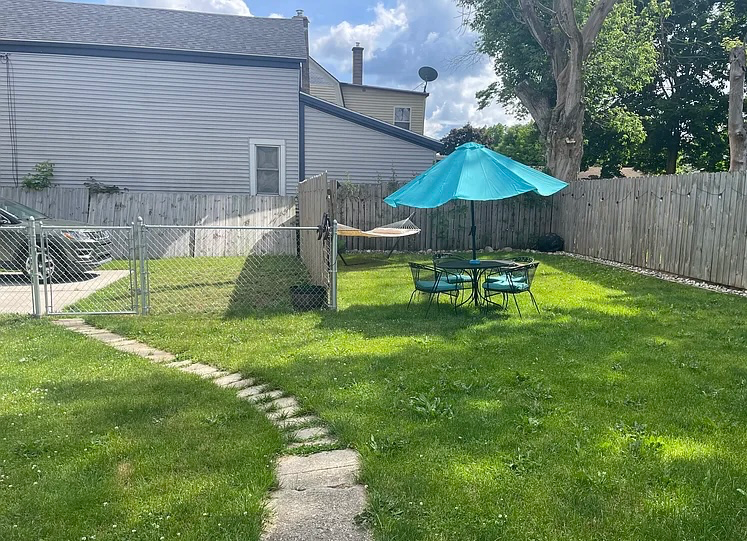 625 Milwaukee Ave Nw - Photo 2 of 10